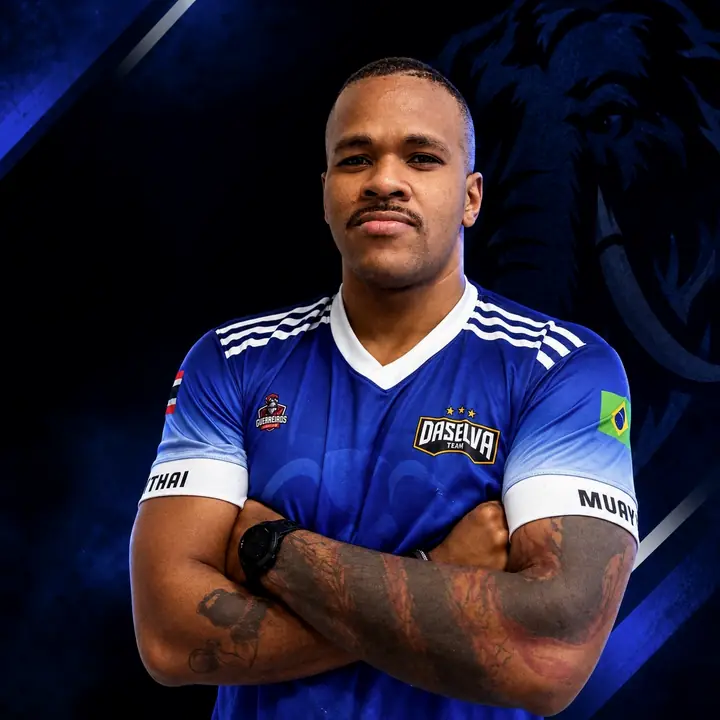 Professor Rubens DaSelva de braços cruzados com a camisa da DaSelva Team