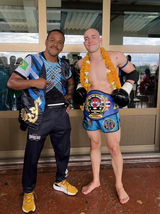 Professor Rubens ao lado do seu atleta da DaSelva Team, campeão da Copa Tiger Thailand 2024